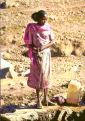 Mujer en pozo de agua